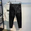 Mäns jeans designer svart tryckt jeans herr trendiga märke 2023 sommar ny ins koreansk version trend smala passande små benbyxor för män u2