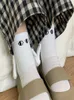 Calcetines de mujer 1 par moda divertida creativa atracción magnética manos negro blanco dibujos animados ojos parejas