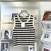 デザイナー新しい女性TシャツC+2023春の夏ユニークな勝利アーチニットタンクスリムフィット通勤香港シティスタイルの女性