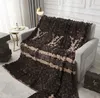 Дизайнерское одеяло коричнево-красный старый цветочный принт Классическое одеяло с буквенным логотипом Офисное одеяло для отдыха Одеяло для украшения дивана 150 * 200 см с подарочной коробкой
