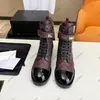 Designer-Damenstiefel, Stiefeletten, Martin-Stiefel, hochwertige Damenstiefel mit Karomuster, Schnürung, Reißverschluss, Herbst, Winter, Reisen, Urlaub, modische Schwarz-Weiß-Stiefel