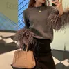 Kvinnors tröjor Designer P Family Round Neck Sweater 2023 Autumn/Winter Elegant High End Design Sense Small Group Sparch Feather Sticked Top kjol IQP0