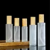 Jarra de creme de garrafa de vidro fosco com garrafas de bomba de lotes de madeira de madeira imitada, frascos de recipiente cosmético recarregáveis ​​20ml 30ml 60ml 80ml 100ml