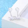 Boucles d'oreilles à tige en forme de couronne de perles pour femme.