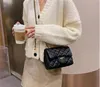 Kanaaltas klassieke pu schoudertas messenger tassen kleine sling bagsss voor vrouwen modeontwerper portemonnee crossbody bagsss knop aanpassing ketting