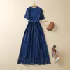 2023 Summer Blue Floral Lace Belted Dress Kort ärm Peter Pan Neck-knappar Enkelbröstade avslappnade klänningar A3A101513