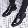 Elbise ayakkabıları 2023 erkek lüks iş deri orijinal siyah İngiliz sivri baş adamlar rahat moda resmi küçük ayakkabı