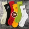 2 Paar Designer-Socken Herbst und Winter Graffiti-Buchstaben Street Art reine Farbe Baumwolle Handtuch unten Sportsocken Männer und Frauen Mode N0MV