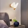 Lámparas de pared Lámpara de mariposa de cristal Luz acrílica de metal Led Pantalla de hierro forjado para interiores Mesita de noche para sala de estar Pasillo Deco