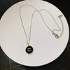 Colliers cadeaux de Noël Boutique 925 Collier de perles plaqué argent Hiver Marque de luxe Bijoux Mode Amour Femmes Famille Design classique Collier pendentif