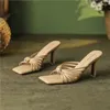 Sapatos de vestido 2023 Francês Retro Literatura e Arte Desgaste Chinelos Tecidos com Cabeça Quadrada Torcida Sandálias Abertas