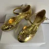Altın gelinlik ayakkabıları boncuklu perçin metal dekor kadın pompalar yan perde lüks patent deri med topuk kristal rhinestone parti ayakkabıları