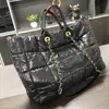 Handväska designer cc väska kanal handväskor strand crossbody the tote axel väska lyxiga modemärken man kvinna vit grå läder makeup rese hink väska