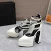 2023 Designer Luxe Hoge Hakken Dames Sandalen Metallic Laminaat Leer Platte Middelhoge Hak Sandaal Zomer Strand Bruiloft Schoen Jurk Schoenen Maat 35-42