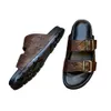 1V topkwaliteit designer lederen dames- en heren sandalen unisex platte pantoffels cool moeiteloos stijlvolle dia's 2 bandjes met maat 38-45