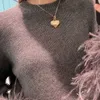 Kvinnors tröjor Designer P Family Round Neck Sweater 2023 Autumn/Winter Elegant High End Design Sense Small Group Sparch Feather Sticked Top kjol IQP0