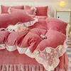 Mattress Pad Mleko aksamitne łóżko czteroczęściowy zestaw zimowych koralowych aksamitnych koronek krawędzi kołdra kołpańska pluszowa blacha spódniczka Styl 231110