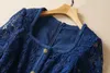 2023 Summer Blue Floral Lace Belted Dress Kort ärm Peter Pan Neck-knappar Enkelbröstade avslappnade klänningar A3A101513