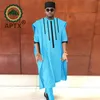 Tute da uomo Completo da uomo africano Fatto a mano tradizionale 4 pezzi Abito lungo senza maniche Camicia Pantaloni Cappello Abbigliamento quotidiano Materiale in poliestere