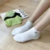 Frauen Socken Stickerei Avocado Baumwolle kurz für Damen präzise atmungsaktives Trendschiff des College -Stils