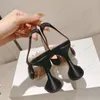 Luxury Designer Woman Sandals Włochy Amina Muaddi Czarna satyna Begum Sling Obcasy Begum Crystal broszka Pumki Kobiet Kubki Winowe Obcasy Buty Buty 35--42 Aaakkk