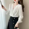 Bluzki damskie czarne białe seksowne satynowe koszuli w dekolcie dla kobiet 2023 Wiosna elegancka elegancka robota z długim rękawem noś jedwabna bluzka dama