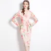 Robe de soirée rose à imprimé floral pour femmes, robe de bal de créateur de mode, manches longues, col en V, nœud mince, ceinturée, robes de vacances, printemps automne, piste élégante, robes mi-longues, 2023