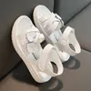 Eerste wandelaars schattig baby meisje liefde sandalen platform strand schoenen open teen dikke laars ringen schoeisel roze wit genaaid zacht 230410