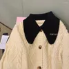 Kvinnors stickor Black Doll Collar Twist Sweater Coat Women Sweet Fall och Winter Retro Lazy Sticked Cardigan Top Casual Beige