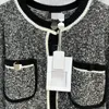1103 2023 Осенний брендовый свитер в одном стиле с длинным рукавом, кардиган с круглым вырезом, серо-зеленый, женская одежда, женская одежда высокого качества weilanQ325