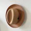 Basker liten topp hatt gentleman kände mäns kvinnors uppåtvända fedora monokrom fjädertillbehör utomhus reseparti 2023