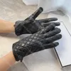 Kadın Tasarımcı Sürüş Eldivenleri Yüksek kaliteli kış açık deri sıcak eldivenler lüks klasik siyah kalınlaşmış peluş eldiven Noel hediyesi