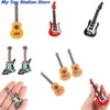 Gitar 1 12 Dollhouse Minyatür Müzik Kids Müzik Oyuncak Evi Dekor Eğitim Oyuncakları için Elektro Gitar