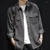 남성용 트랙 슈프 스프링과 가을 한국 트렌디 한 작업복 스타일 어두운 회색 재킷 검은 색 바지 흰색 티셔츠 3 조각 캐주얼 PEPLUM 세트
