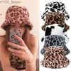 Breda rand hattar hink hattar ins höst och vinter leopard tryckmönster fiskare hatt kvinnor fleece tjock ko tryck pott hatt mode mångsidiga bowler kepsar yq231110