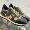 Zapatos de gamuza de lujo para correr, zapatillas de deporte, zapatos de hombre, zapatos planos con clavos a cuadros con remaches de Valentin, zapatos tenis de camuflaje, zapatillas de deporte con cordones negros, zapatos casuales, zapatos de gamuza.