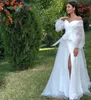 Klassisk av axel Organza Wedding Dress 2024 A-Line Side Slitt Off Shoulder Court Train Garden Brud Gown Bride Shower Vestidos de Noiva