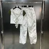 Dwuczęściowe spodnie damskie 2023 Summer V-Neck z krótkim rękawem marszczona mała kwiatowa koszula T z prostym czystym do ins stylu garnituru