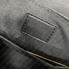 Черные тисненные валичные сумки дизайнер роскошные сумочки кошельки маленькие сумки для мессенджера Mens Mens Mustcases Crossbodys Классическая магнитная застежка сумочка 25 см.