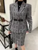 Vestidos de trabajo 2023 Traje de dos piezas Damas Rayas Coreanas de manga larga Cinturón Plaid Blazer Tops femeninos Office Lady Faldas Conjuntos Ropa de mujer