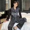 Créateur de vêtements de nuit pour hommes Diffusion en direct de la nouvelle version pyjama pour hommes avec impression en velours doré qui peut être portée comme vêtement d'extérieur pour un usage décontracté à la maison. Ensemble deux pièces