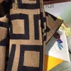 女子ケープデザイナーデザイナーファッションスカーフケープウールカシミアスカーフ秋と冬のレディースコートショールKJC1