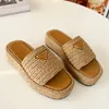 Scarpe Ciabatte Designer Fibbia a triangolo Espadrillas in paglia di rafia Sandali con fondo spesso da donna Slip on Mules Slides Lady Platform Zeppe Punta quadrata Infradito Piscina