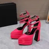 2023 Дизайнерские роскошные женские сандалии на высоком каблуке из металлизированной ламинированной кожи Сандалии на плоской подошве на среднем высоком каблуке Летняя пляжная свадебная обувь Модельные туфли Размер 35-42