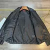 Vestes pour hommes Designer Automne Nouveau Métal Triangle Logo Hommes Avancée Mode Casual Manteau En Cuir Extérieur YGX3