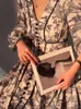 カジュアルドレスIEQJレトロプリント女性ミディドレストレンドスプリングVネックランタンスリーブボタンデザイン女性用ドレス3W4384 230410