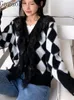 여자 니트 개가크 스웨터 레이스 스티칭 니트 검은 흰색 격자 무늬 카디건 스웨터 여자 v- 넥 다재다능한 가을 외부웨어 탑