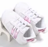 Baby-erste Wanderer-Jungen-Schuh-Turnschuh-Herbst-feste Unisexkrippen-Schuh-Säuglings-PU-Leder-Schuhe Kleinkind-Mokassins-Baby-Schuhe 0-18Mos A03