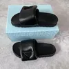 Chaussure femme rembourrée souple en cuir nappa diapositives de luxe chaussures de créateur en métal homme pantoufle triangle Lug bande de roulement semelle en caoutchouc sandale livraison gratuite