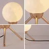 Tafellampen Noordige creatieve lamp Moon 3d Night Light Printing Lampshade Golden Slaapkamer Kerstcadeaus LED